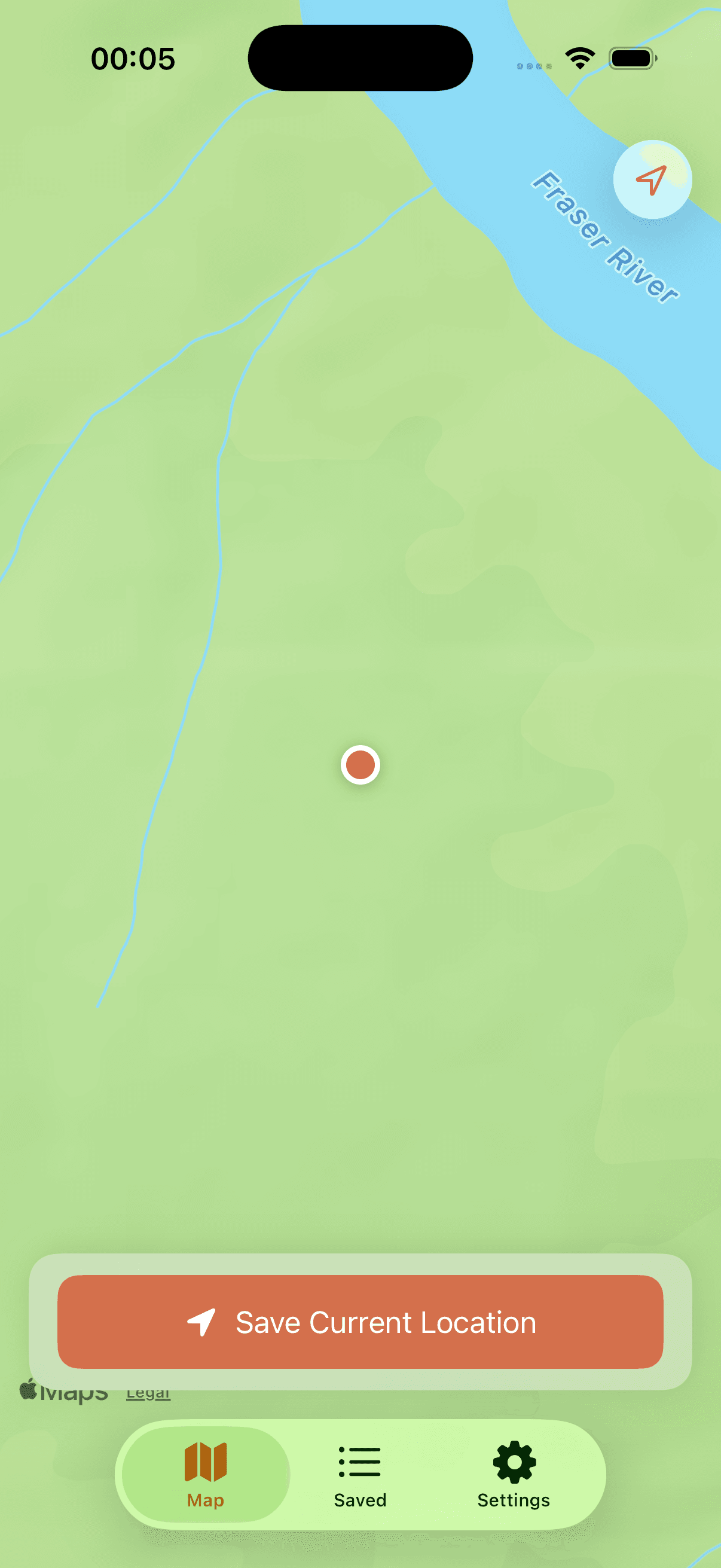Kaartscherm van Pebble met een bewaarde plek en de knop om de huidige locatie te bewaren, met tabbladen voor kaart, bewaarde plekken en instellingen.